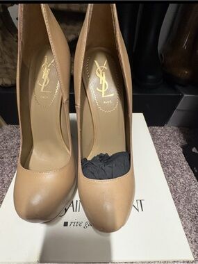 Saint Laurent Nude Leather Platform Pumps - Beige